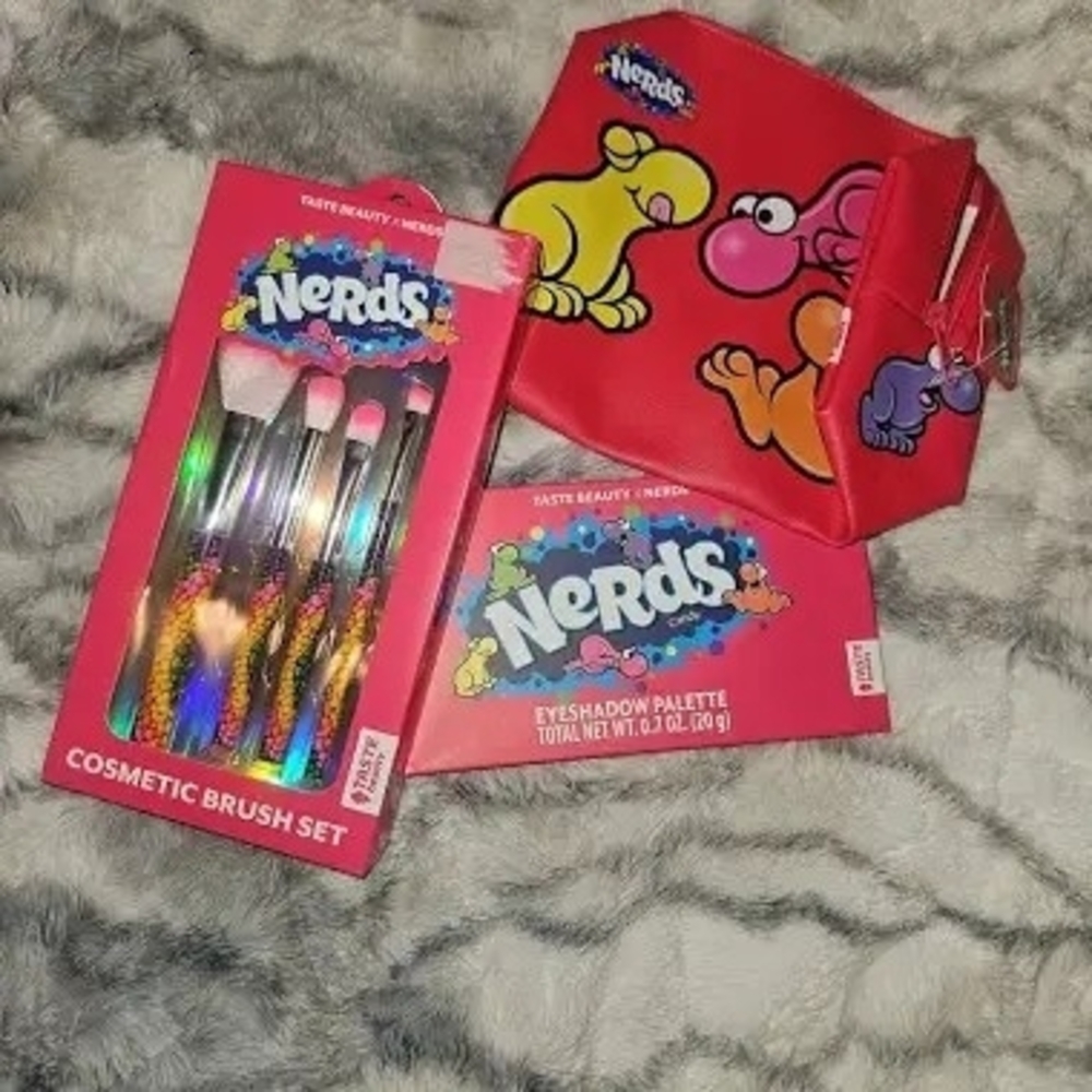 Nerds Cosmetic Brush Set and Eyeshadow Palette